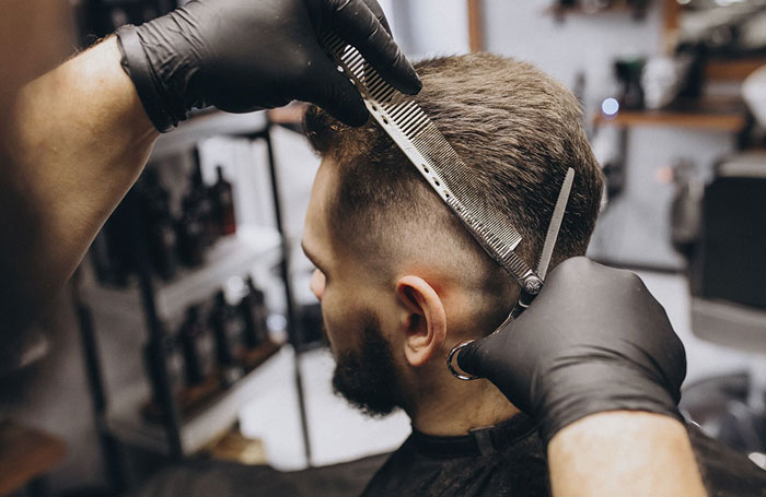 photo coiffeur coupant des cheveux