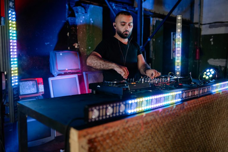 image d'un dj mixant